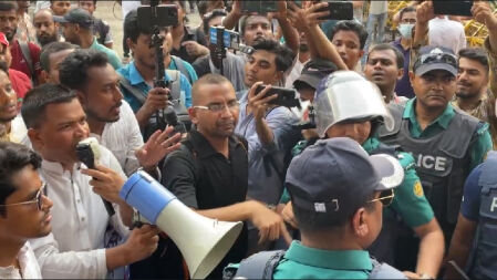 চাকরির বয়সসীমা ৩৫ বছরের দাবিতে উত্তপ্ত ঢাকা বিশ্ববিদ্যালয়