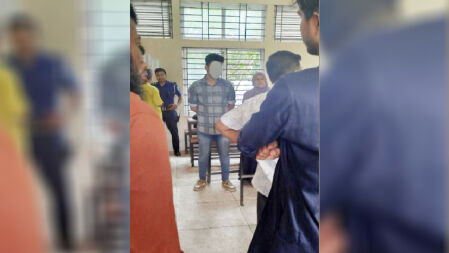 ক্লাসে কথা বলতে নিষেধ করায় শিক্ষকের ঘাড় ধরে কিল-ঘুষি মারল ছাত্র