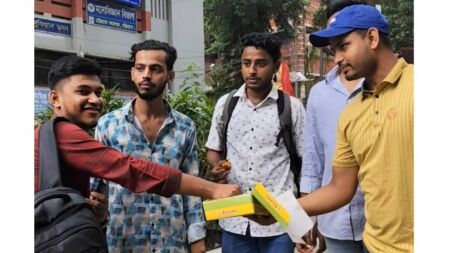 চট্টগ্রাম কলেজ ছাত্রলীগের কমিটি বিলুপ্ত, ক্যাম্পাসে মিষ্টি বিতরণ