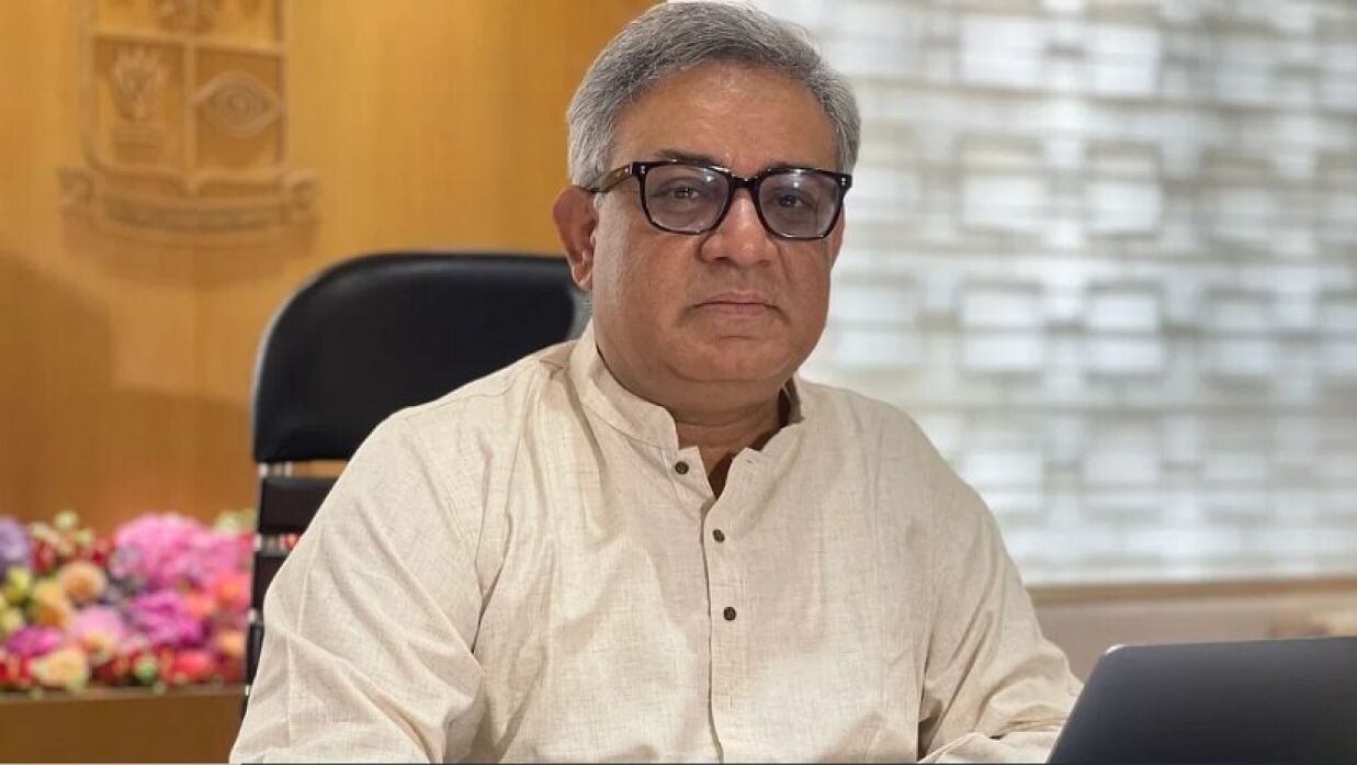 যুক্তরাজ্য সফর শেষে দেশে ফিরেছেন ঢাবি উপাচার্য