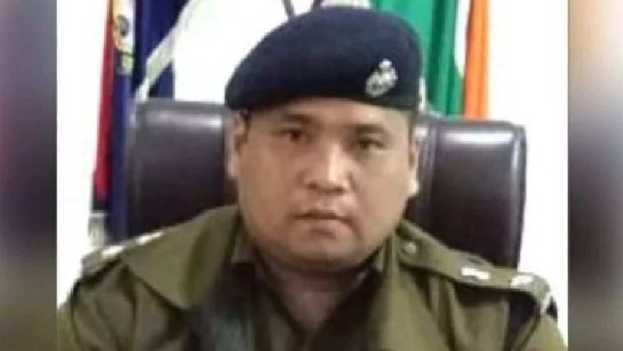 স্ত্রীর মৃত্যু সংবাদ পেতেই নিজের গুলিতে সরকারি কর্মকর্তার আত্মহত্যা