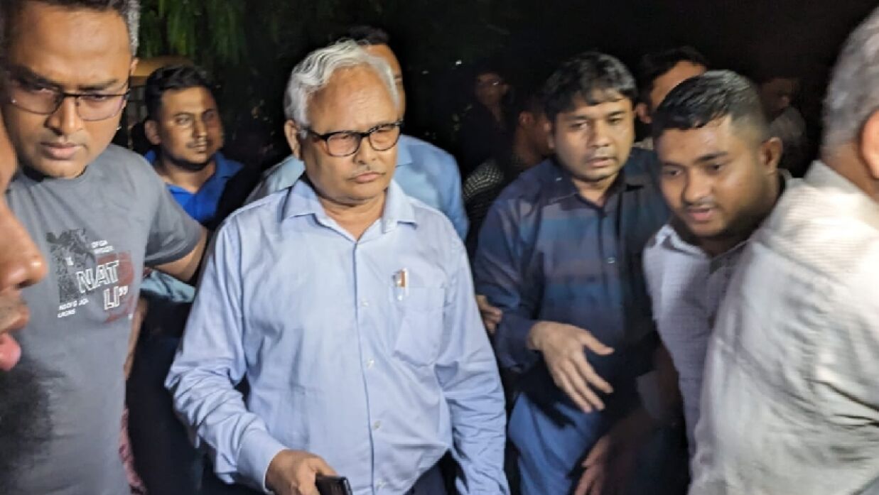 সাড়ে ৪ ঘণ্টা পর অবরুদ্ধ থেকে মুক্ত বুয়েটের উপাচার্য