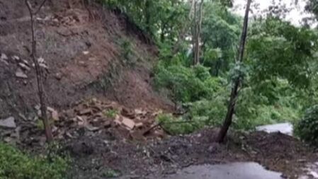 পাহাড় ধসে ঢাকা-চট্টগ্রাম সড়কে যানবাহন চলাচল বন্ধ