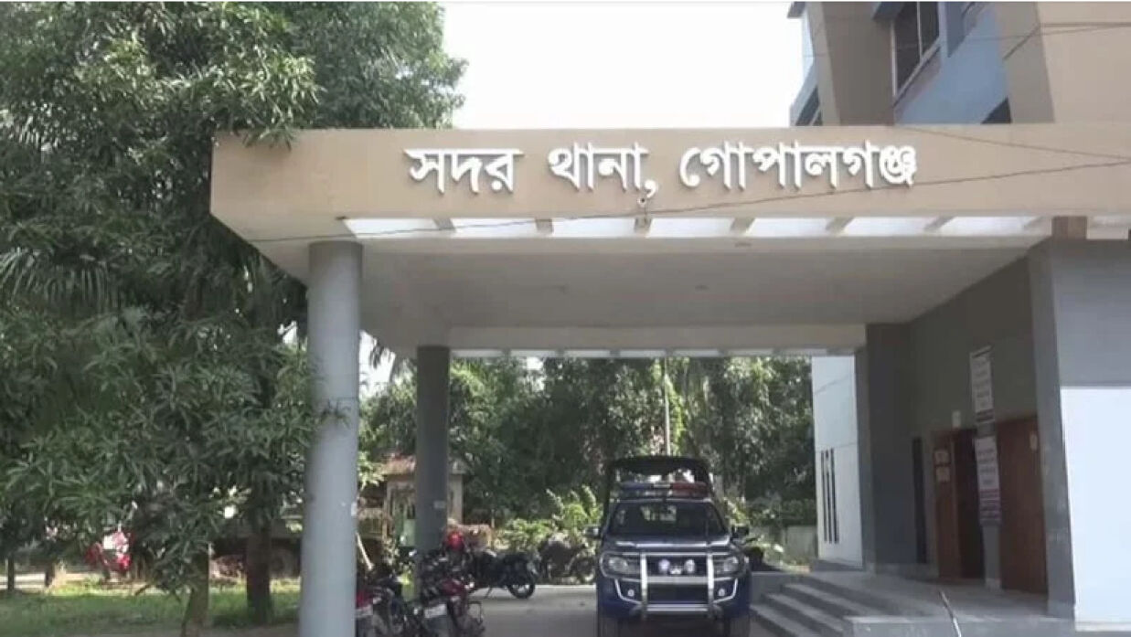 পরীক্ষায় দেখাদেখি করতে বাধা দেওয়ায় পচা ডিম ছুঁড়ে কলেজশিক্ষককে লাঞ্ছিত 
