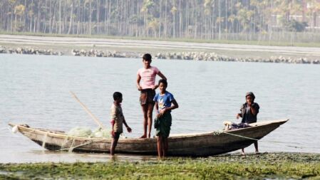 বই-খাতা নিয়ে দৌড়ানোর বয়সে শিশুদের হাতে মাছ ধরার জাল