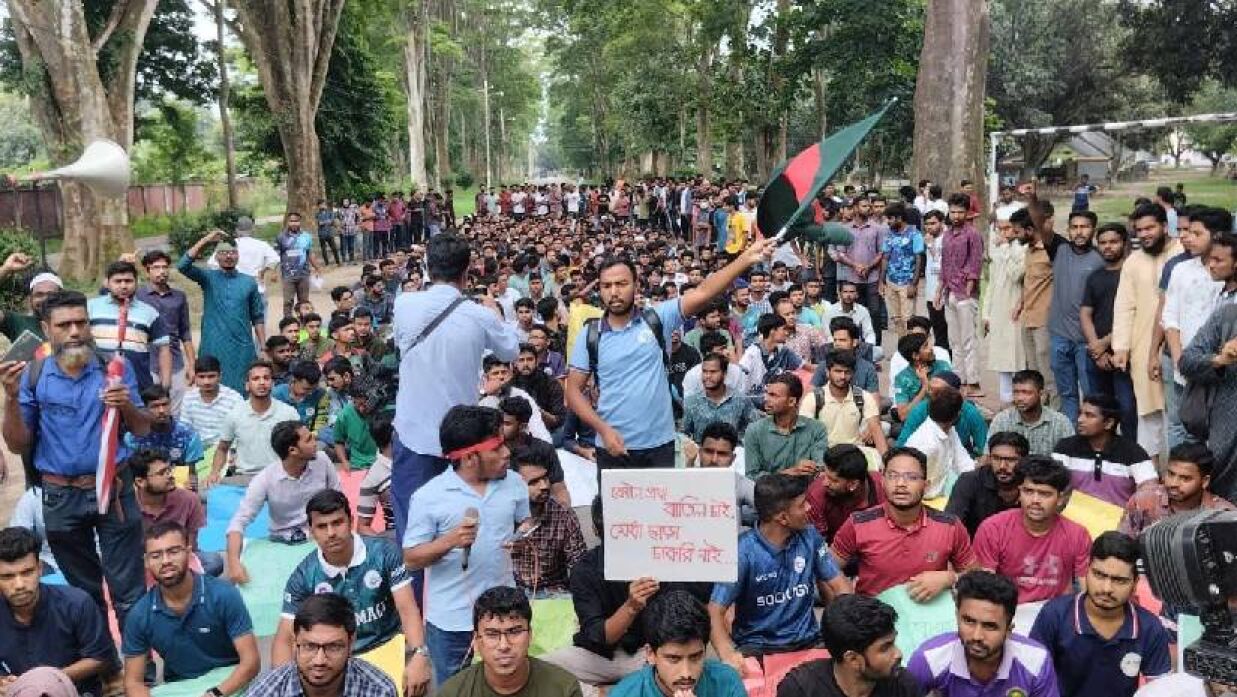 ঢাকা-রাজশাহী মহাসড়ক অবরোধ রাবির কোটা আন্দোলনকারীদের
