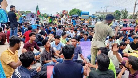 ৩ ঘন্টা পর মহাসড়ক থেকে অবরোধ তুলে নিল কুমিল্লা বিশ্ববিদ্যালয় শিক্ষার্থীরা 