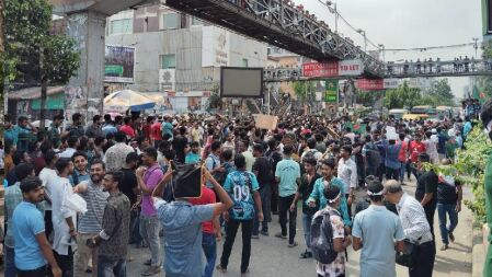 সাইন্সল্যাব মোড় অবরোধ কোটা সংস্কার আন্দোলনকারীদের, যান চলাচল বন্ধ