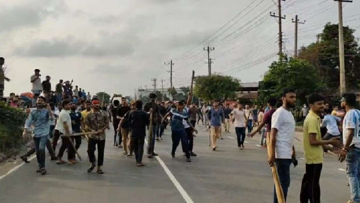 পুলিশের সঙ্গে সংঘর্ষের পর ঢাকা-চট্টগ্রাম মহাসড়ক অবরোধ কুবি শিক্ষার্থীদের