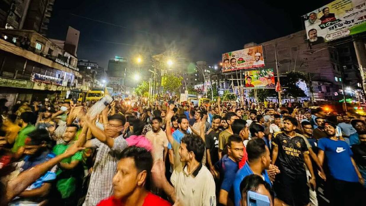 মধ্যরাতে উত্তাল জবি, তাঁতি বাজার মোড় অবরোধ আন্দোলনকারীদের