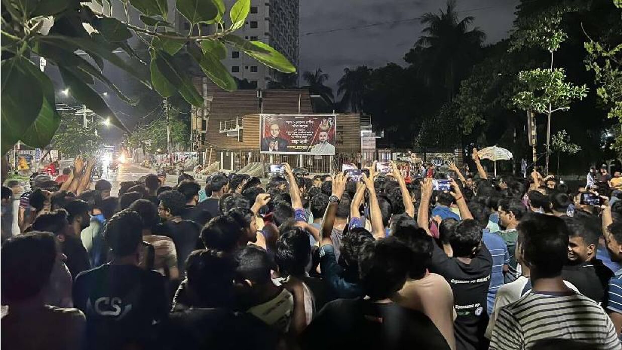 ঢাবির শিক্ষার্থীদের সঙ্গে একাত্মতা জানিয়ে বুয়েটে গভীর রাতে বিক্ষোভ