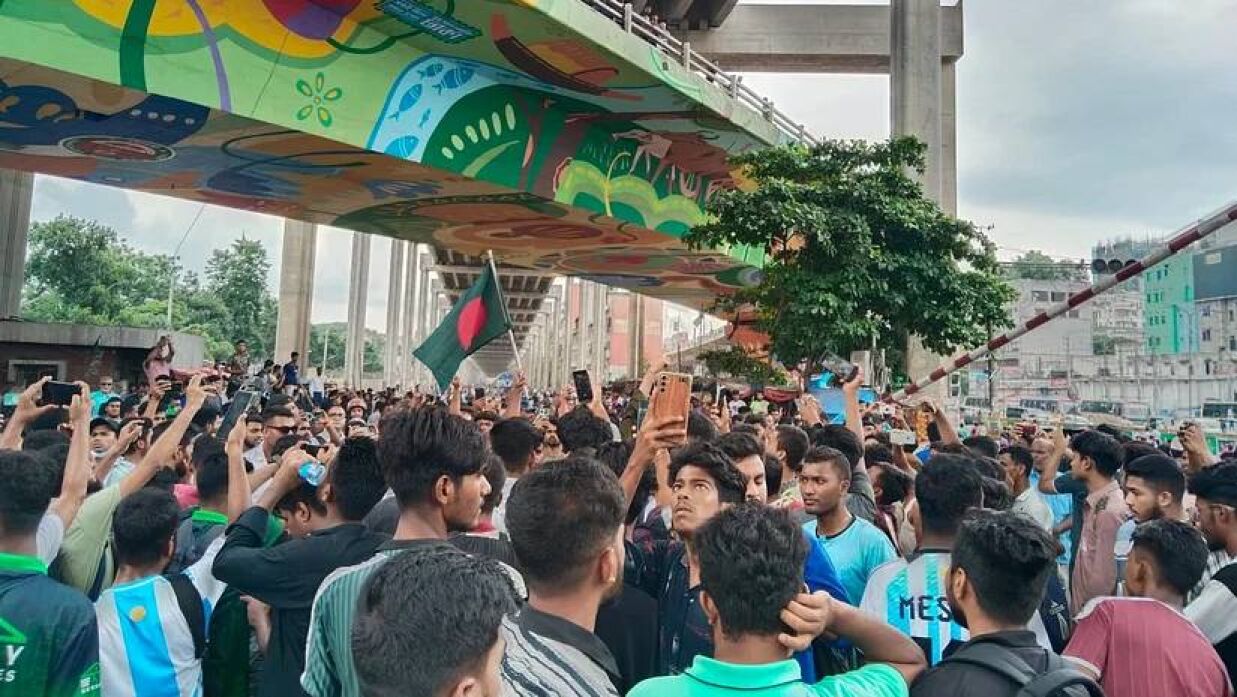 মহাখালীতে রেললাইন অবরোধ শিক্ষার্থীদের