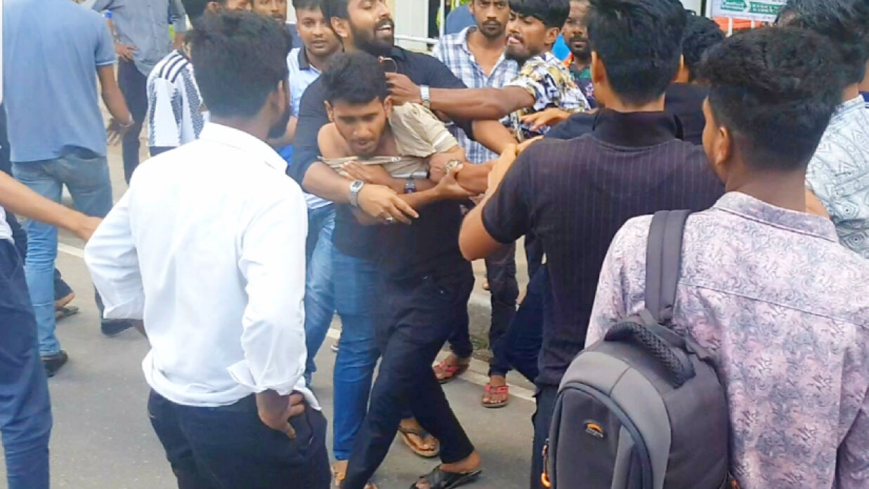 ভোলায় পুলিশের উপস্থিতিতে কোটা বিরোধী শিক্ষার্থীদের উপর ছাত্রলীগের হামলা