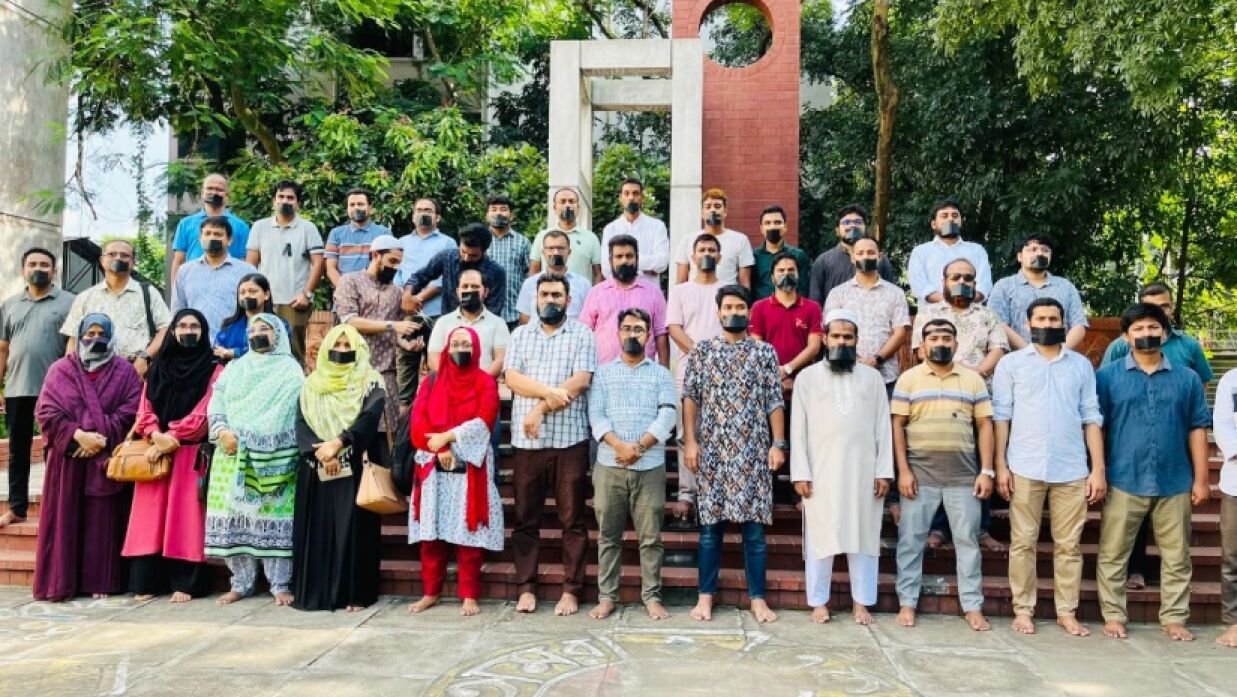 শিক্ষার্থীদের উপর নিপীড়নের প্রতিবাদে ডুয়েট শিক্ষকদের মৌন মিছিল ও অবস্থান