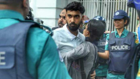 ভাইকে পুলিশ থেকে বাঁচাতে আপ্রাণ চেষ্টা, প্রশংসায় ভাসছেন বোন