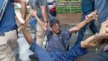 রাবিতে শিক্ষার্থীদের আটকের চেষ্টা পুলিশের, বাধা শিক্ষকদের 