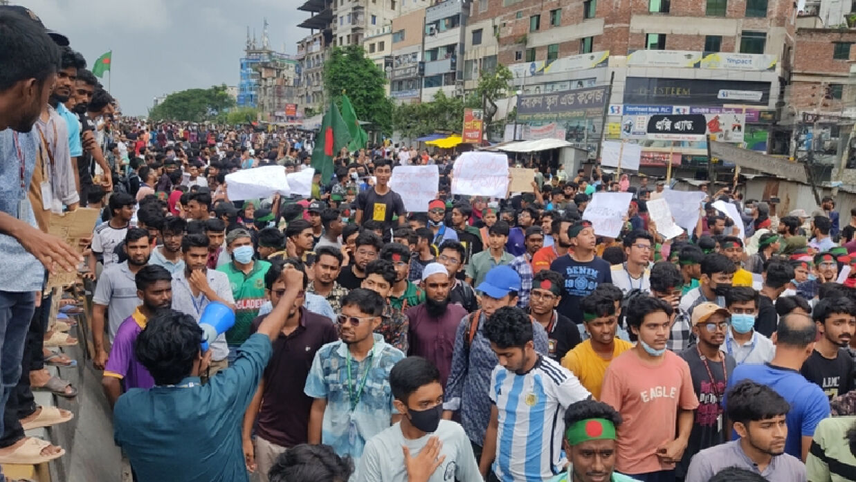 যাত্রাবাড়ীতে সড়ক অবরোধ করে শিক্ষার্থীদের বিক্ষোভ