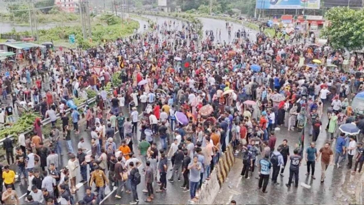 বৃষ্টিতে ভিজে ছাত্র-জনতার গণমিছিল, ঢাকা-টাঙ্গাইল মহাসড়ক অবরোধ