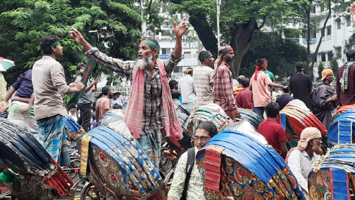 শিক্ষার্থীদের সাথে একাত্মতা জানিয়ে রাস্তায় নামলেন রিকশাচালকরাও