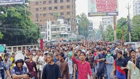 ভারি বৃষ্টি উপেক্ষা করে চাঁদপুরে বিক্ষোভ শিক্ষার্থীদের