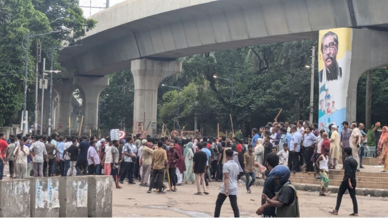 ঢাবি ক্যাম্পাসে আন্দোলনকারীদের প্রবেশ