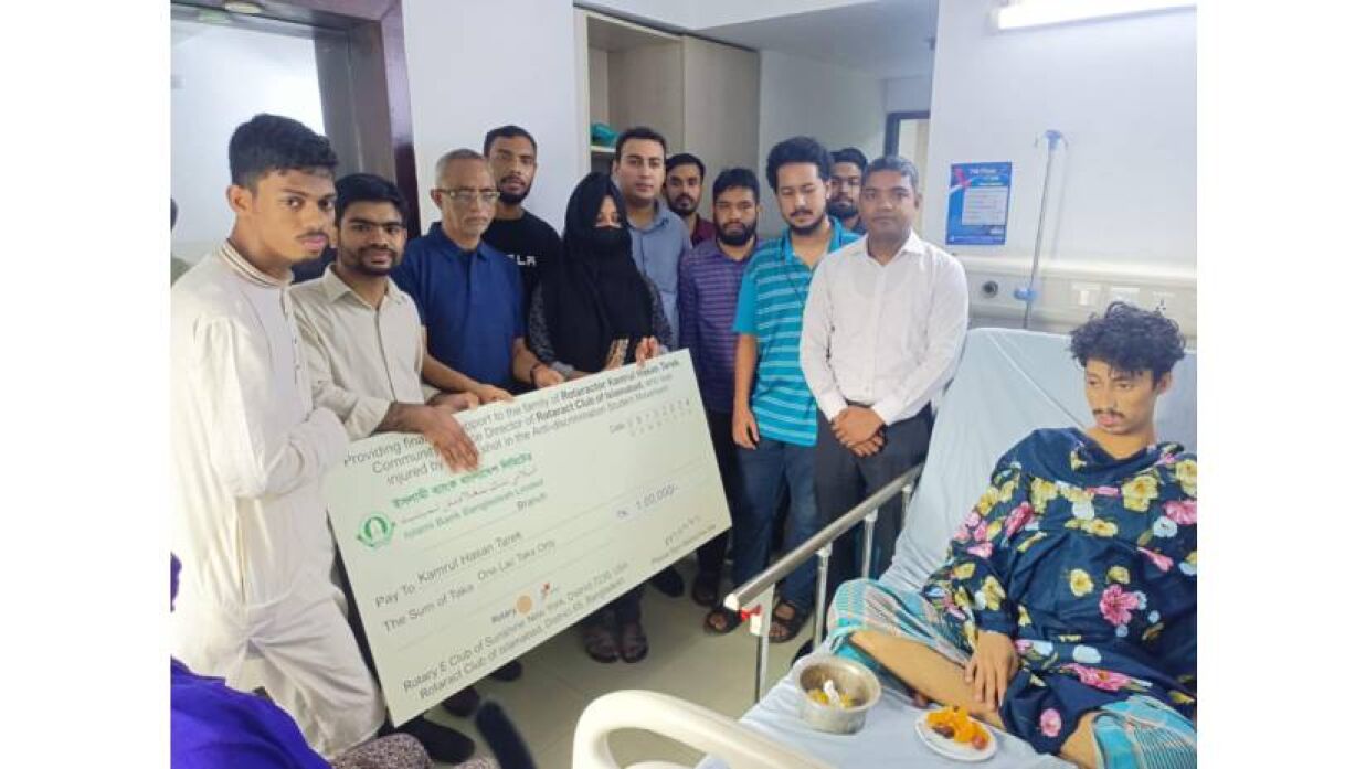 বৈষম্যবিরোধী আন্দোলনে আহত তারেককে ১ লাখ টাকার চেক হস্তান্তর