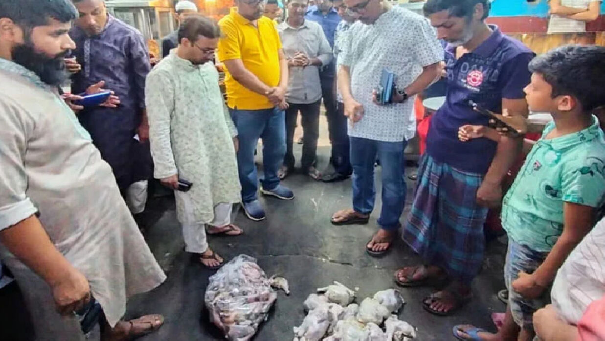 কারওয়ান বাজারে মরা মুরগি বিক্রি ব্যবসায়ীকে পুলিশে সোপর্দ করলেন শিক্ষার্থীরা