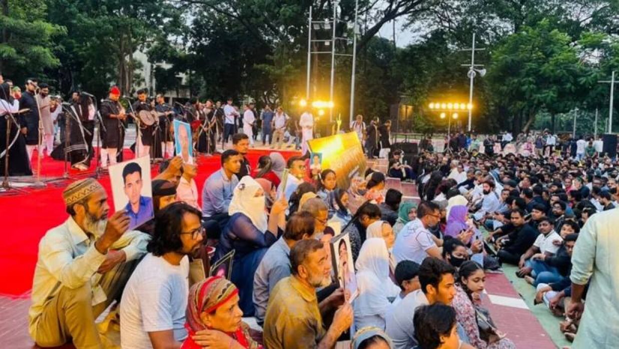 শহীদ মিনারে অভ্যুত্থান নিয়ে ছাত্রদলের আলোকচিত্র প্রদর্শনী