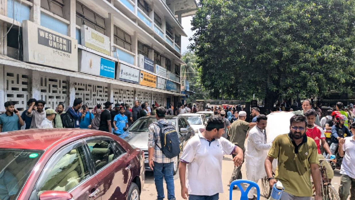 ত্রাণ নিতে নয় দিতে আসছে হাজার হাজার মানুষ