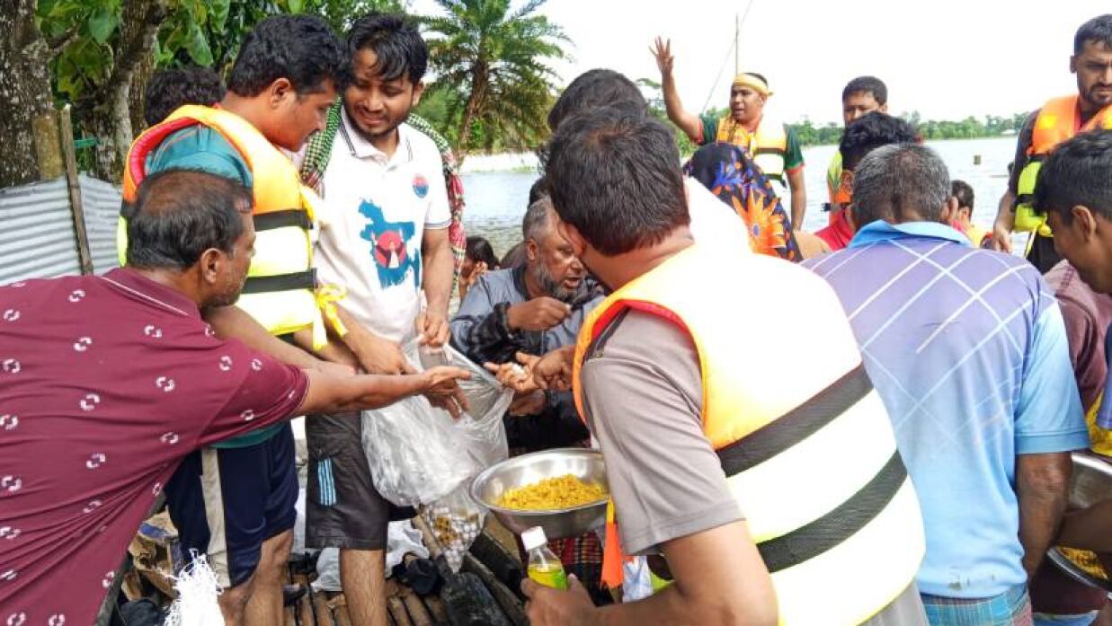 কুমিল্লায় ৪ হাজার বন্যার্তদের মাঝে খাবার বিতরণ ঢাবি ছাত্রদলের