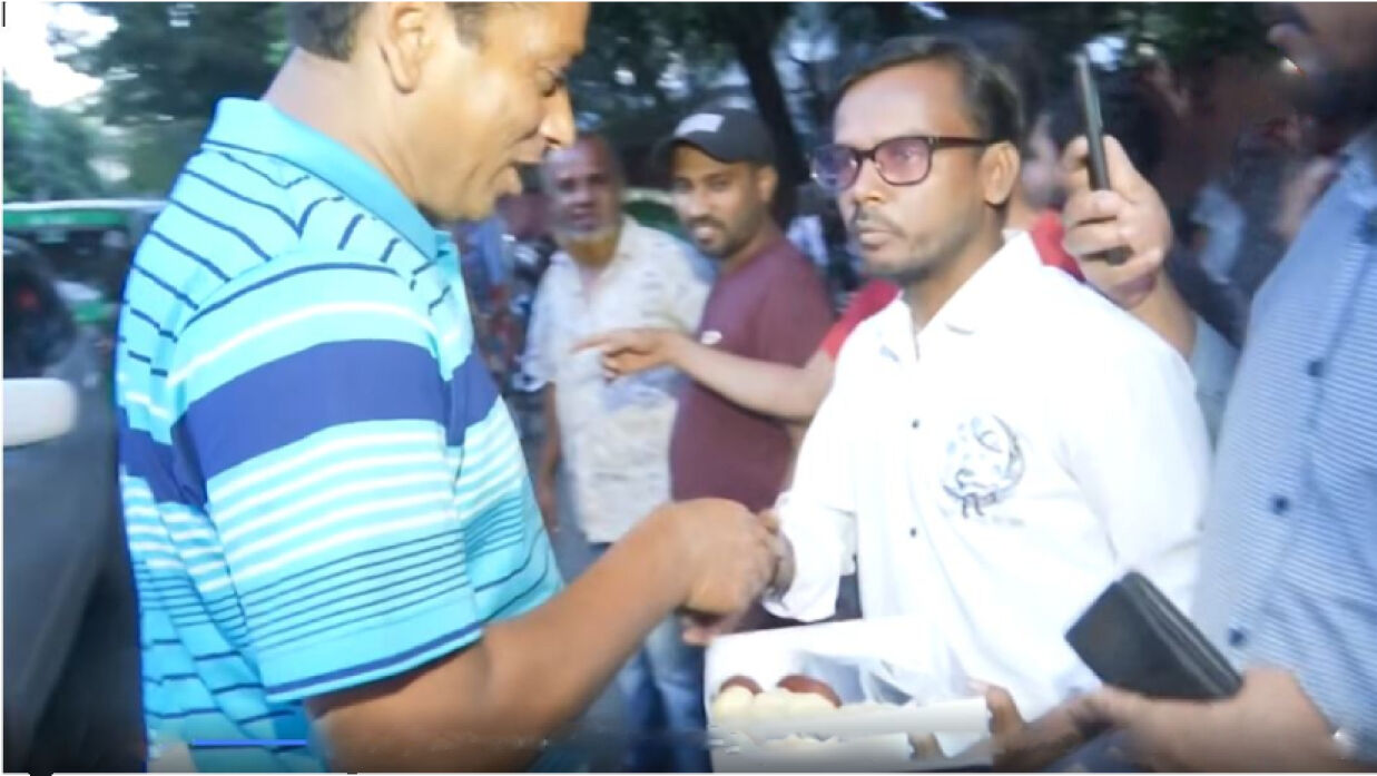 আরাফাত গ্রেপ্তার: রাস্তায় যাকে দেখছেন তাকেই মিষ্টি খাওয়াচ্ছেন হিরো আলম