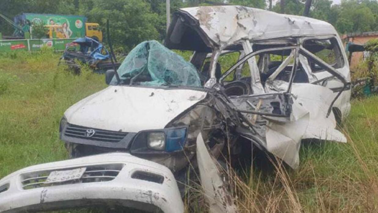 চৌদ্দগ্রামে মাইক্রোবাসের পেছনে ধাক্কা, শিশুসহ নিহত ৪