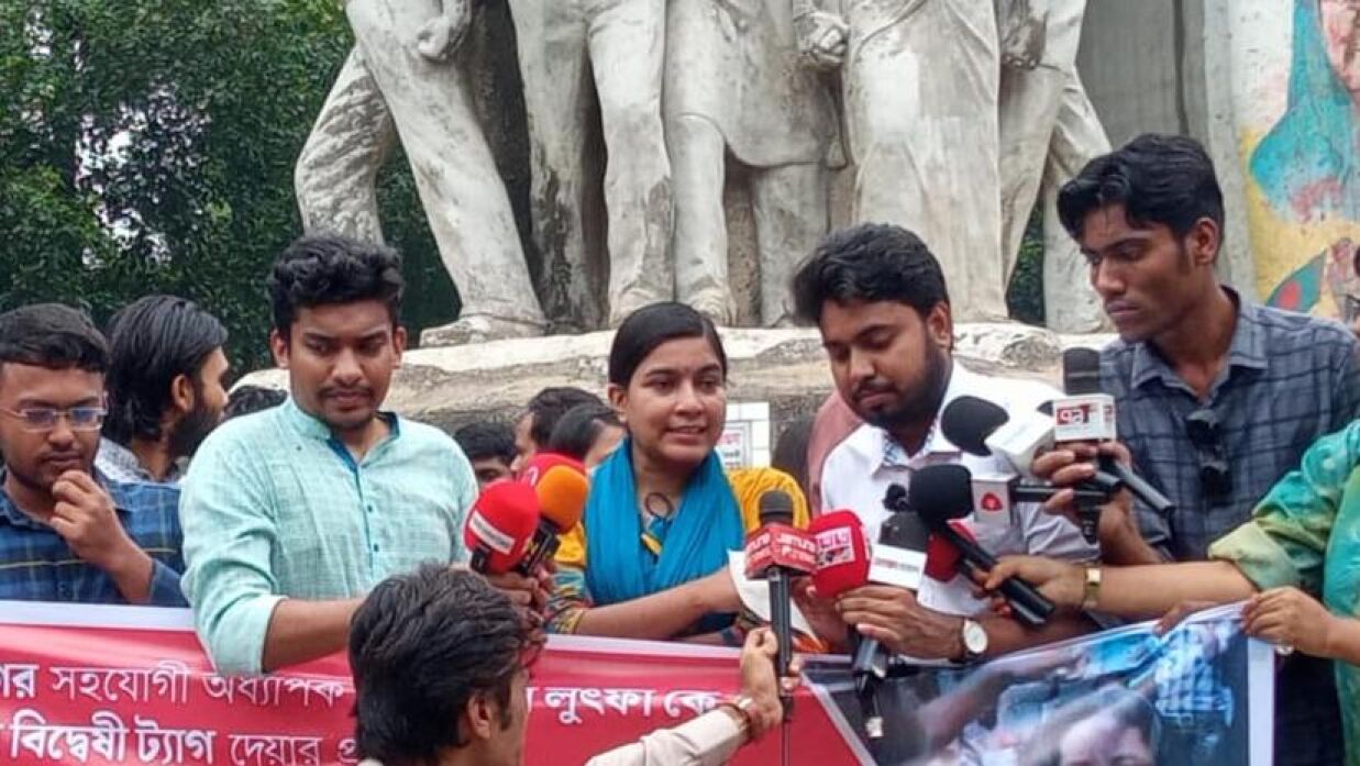 ঢাবির দুই অধ্যাপক নিয়ে উদ্দেশ্যমূলকভাবে বিদ্বেষ ছড়ানোর অভিযোগ