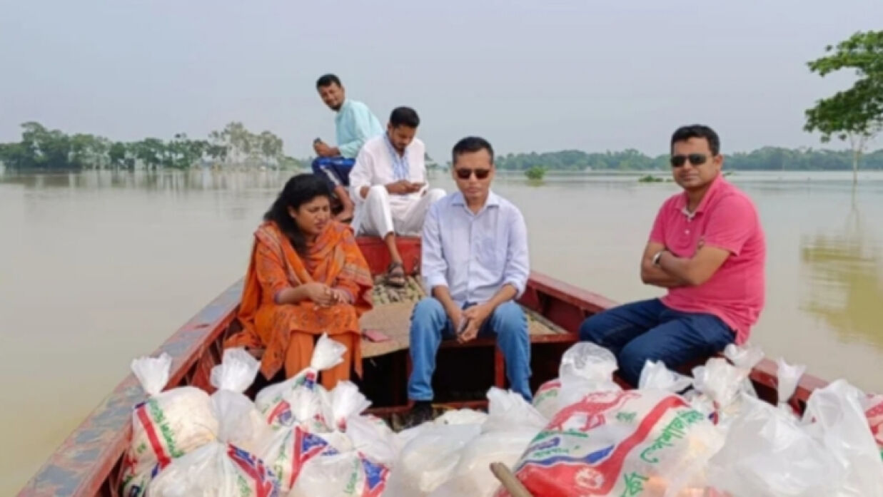 নেত্রকোনায় বন্যার্তদের পাশে ৩০তম বিসিএস অ্যাসোসিয়েশন