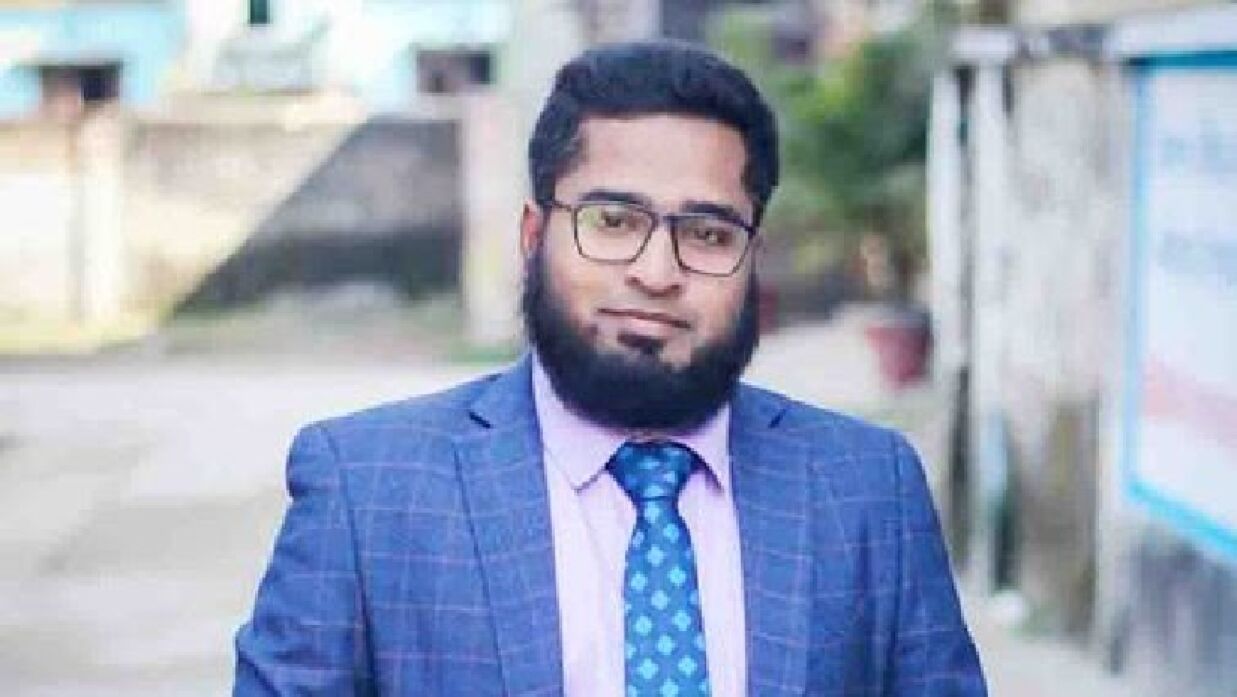 ববিতে দাপুটে ছাত্রলীগ নেতা, অফিস না করেই হাজিরা খাতায় স্বাক্ষর