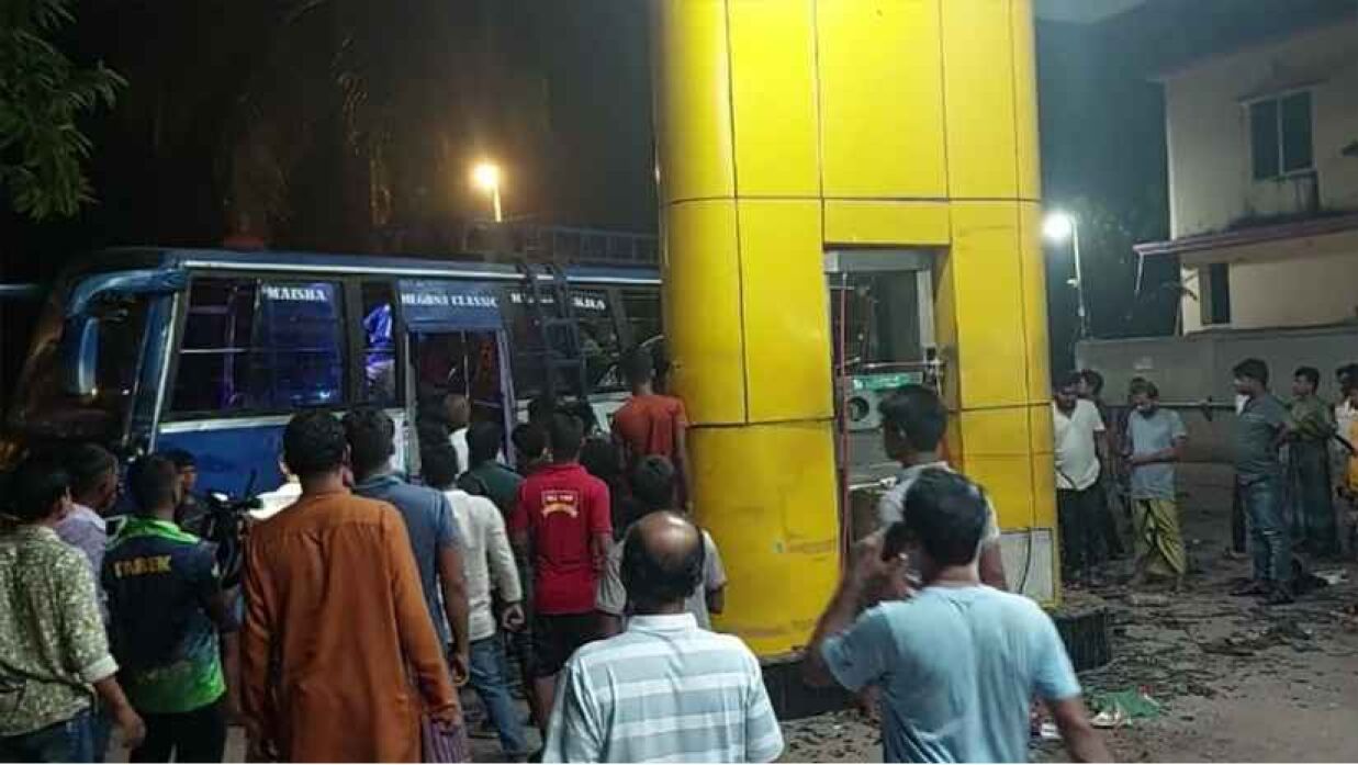 লক্ষ্মীপুরে ফিলিং স্টেশনে বাসের সিলিন্ডার বিস্ফোরণে নিহত ৩, দগ্ধ ২০