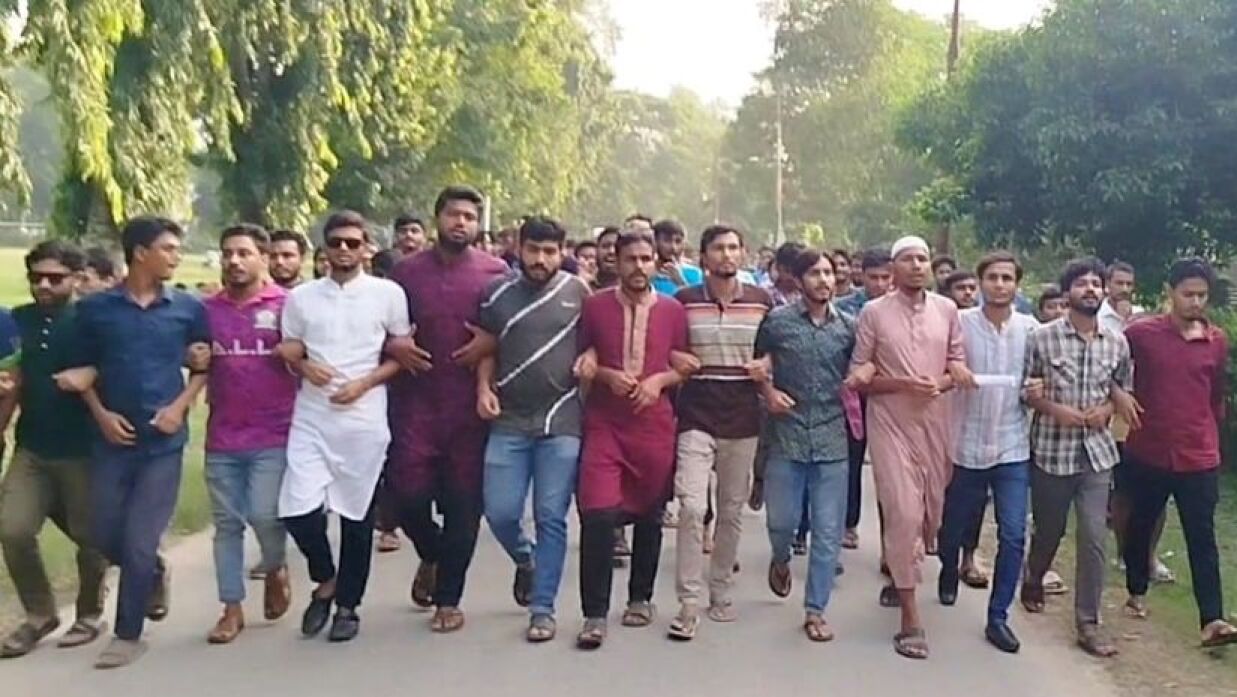 চবিতে হামলার প্রতিবাদে ছাত্রলীগ নিষিদ্ধের দাবিতে ইবিতে বিক্ষোভ