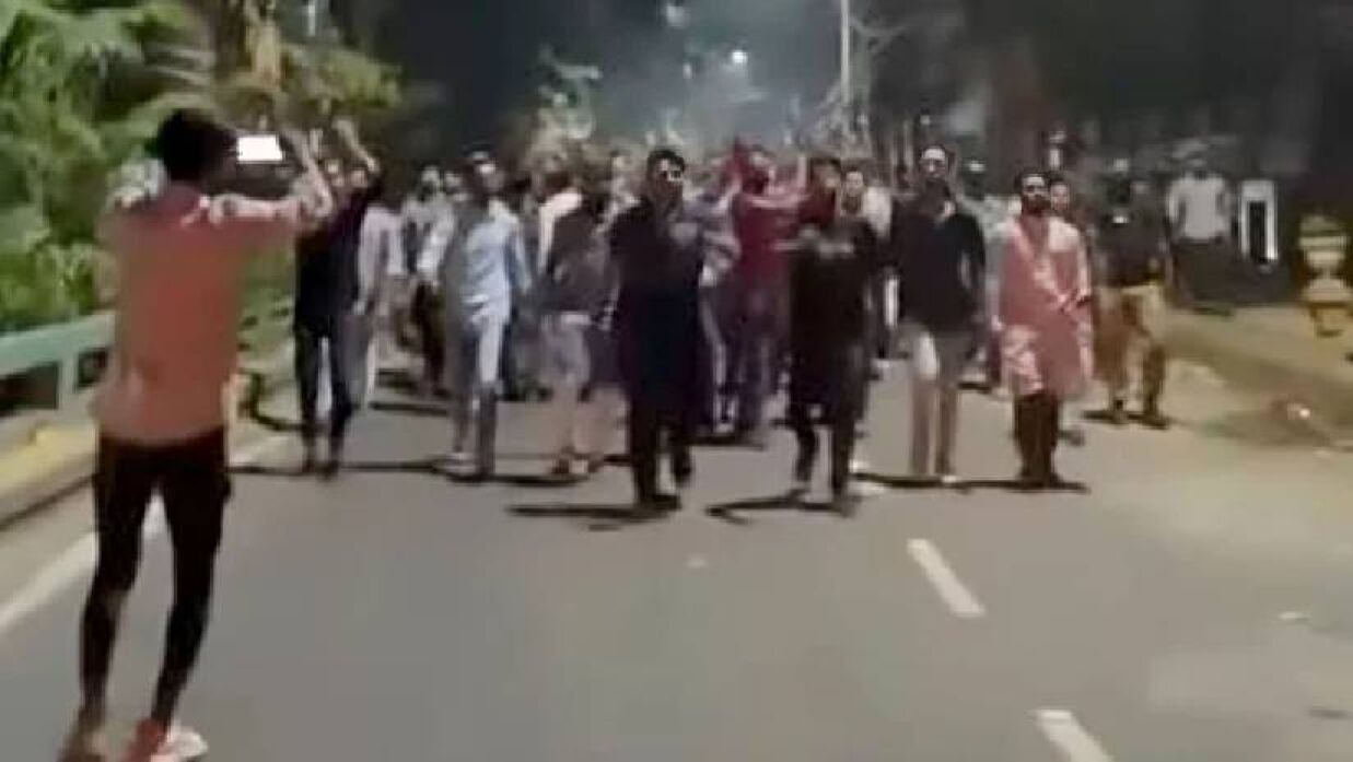মধ্যরাতে ছাত্রলীগের ঝটিকা মিছিল, আলটিমেটামের পর গ্রেপ্তার ৩৮