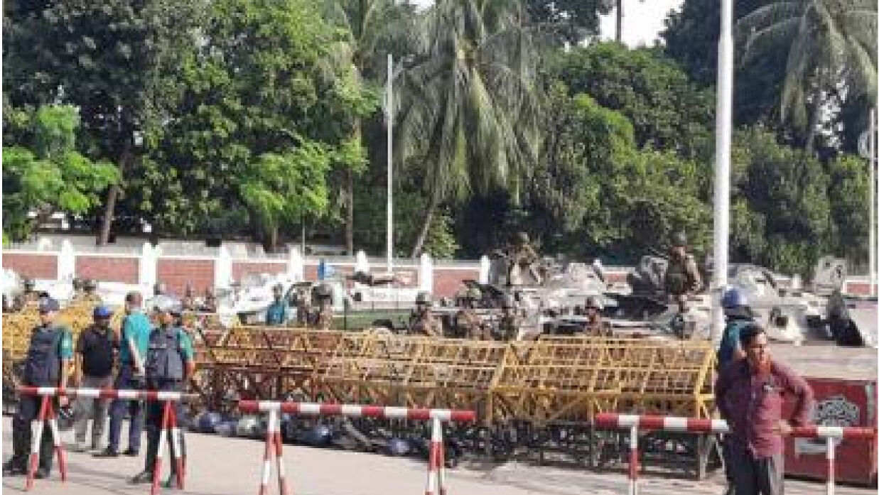 বঙ্গভবন মোড়ে জনতা, সতর্ক অবস্থানে সেনাবাহিনী-পুলিশ