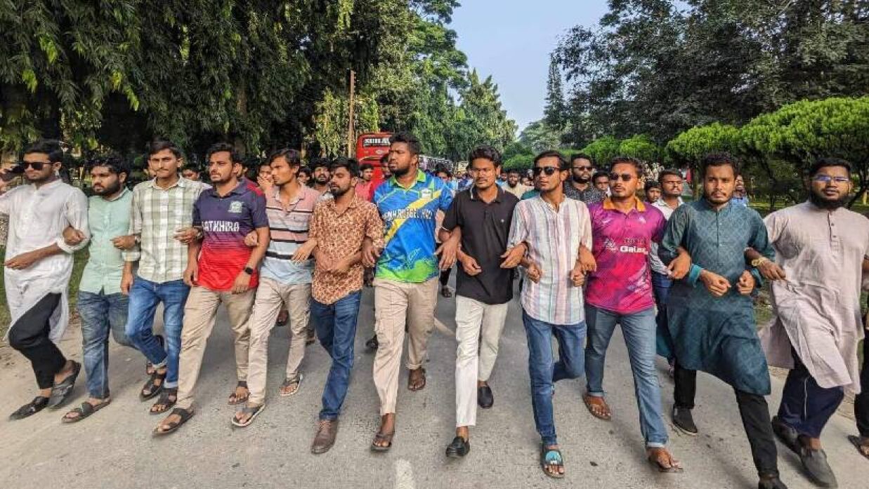 ছাত্রলীগকে নিষিদ্ধ ও রাষ্ট্রপতির পদত্যাগের দাবিতে ইবিতে গণজমায়েত