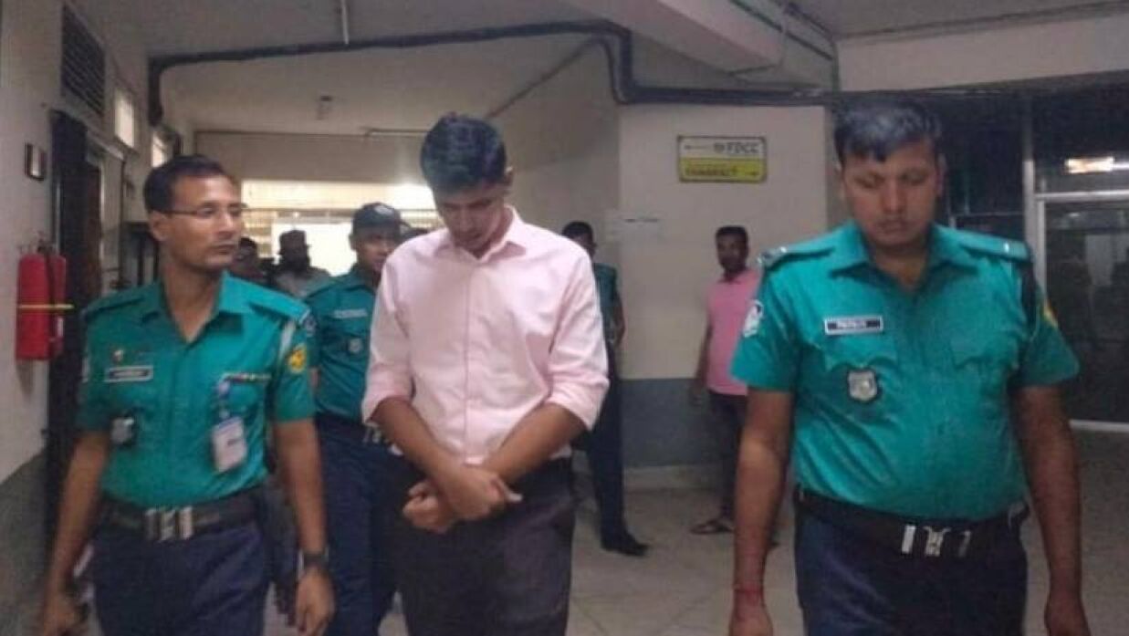 পরীক্ষা দিতে আসা ছাত্রলীগ নেতাকে পুলিশে দিল শিক্ষার্থীরা