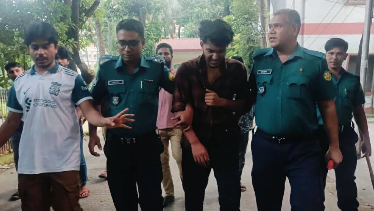 ছাত্রলীগ কর্মীকে পিটিয়ে পুলিশে দিল ঢাকা কলেজের শিক্ষার্থীরা