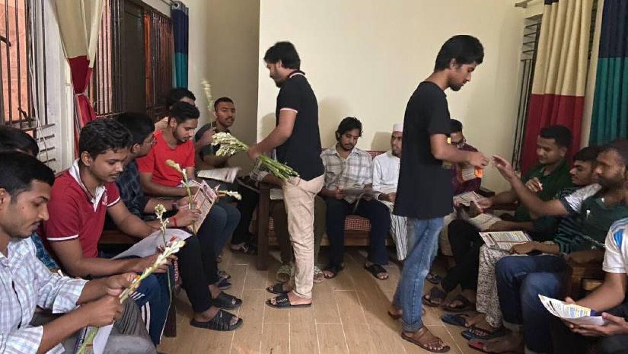 জাবির হলে ফুল ও কলম দিয়ে নবীন শিক্ষার্থীদের বরণ করে নিল ছাত্রদল