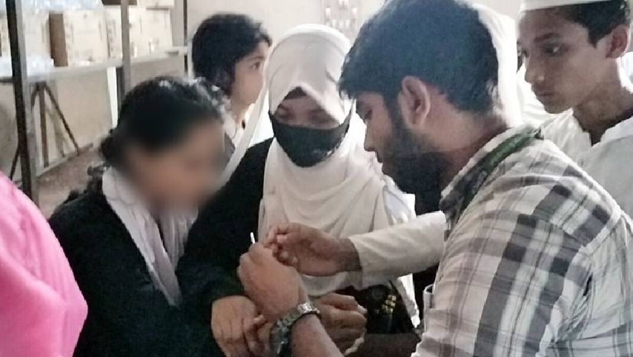 এবার লক্ষ্মীপুরে জরায়ুমুখ ক্যান্সারের টিকা দিয়ে ১৭ মাদরাসাছাত্রী হাসপাতালে