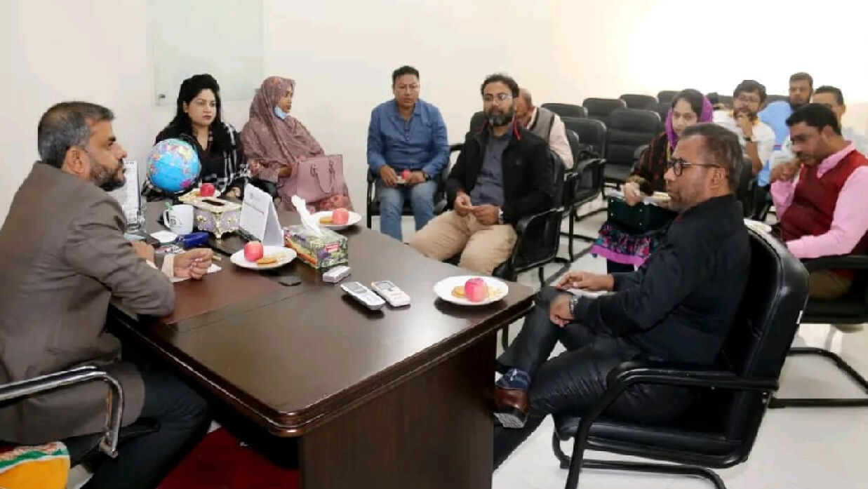 আকস্মিক পরিদর্শনে একাডেমিক ভবনে ইবি উপাচার্য, শিক্ষকদের সঙ্গে মতবিনিময়