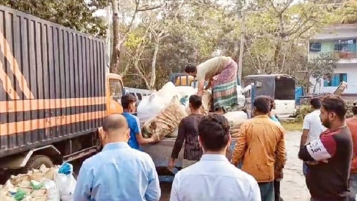 ঝালকাঠিতে আড়াই লক্ষ টাকার নিষিদ্ধ পলিথিন জব্দ, জরিমানা
