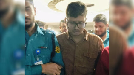 হেলমেট পরে রেস্টুরেন্টে ছাত্রলীগ নেতা, পুলিশে সোপর্দ করল জনতা