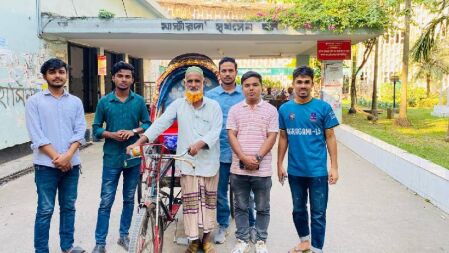 রিকশা হারিয়ে বিপাকে হাসু মিয়া, পাশে দাড়ালেন সূর্যসেন হল ছাত্রদল