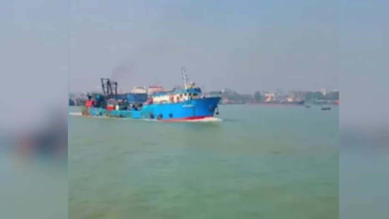 বাংলাদেশের ৭৯ নাবিক-জেলেসহ ২টি জাহাজ ধরে নিয়ে গেছে ভারতীয় কোস্টগার্ড