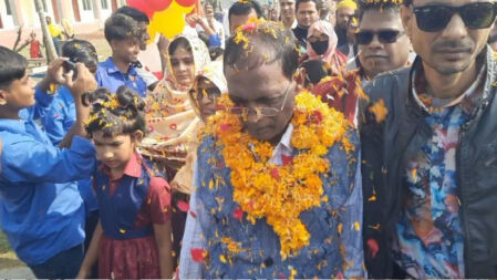 প্রাথমিক বিদ্যালয় থেকে শিক্ষকের বিদায়, টিভি-ফ্রিজসহ আারও যা পেলেন 